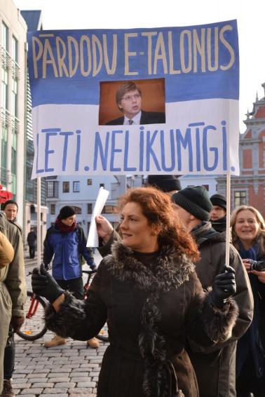 Juriste un aktīviste Ieva Brante piketā pie Rīgas domes, prasot Nila Ušakova demisiju. 14. 01.2014. | Multinews.lv