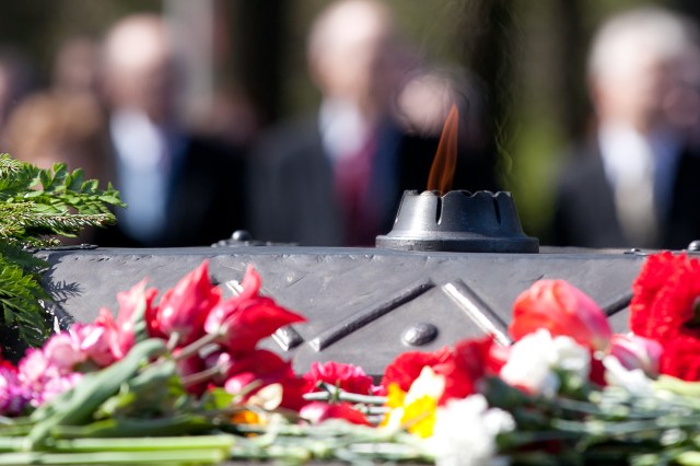 Svinīgā vainagu nolikšanas ceremonija Rīgas Brāļu kapos, 2012. gada 8. maijs [Ernests Dinka, Saeimas kanceleja]