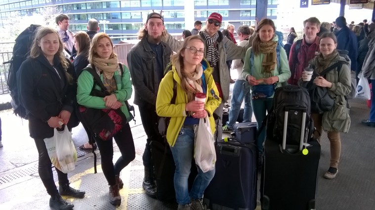 Mančestras Pikadilī stacijā, gaidot savu vilcienu