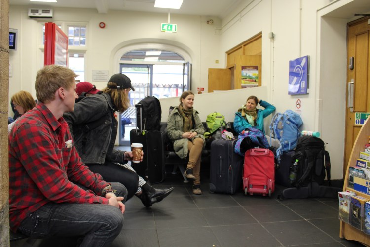 Lankasteras stacijā, gaidot vilcienu uz Grange-Over-Sands. Stacijas veikaliņā nopērkama laba kafija un garšīgi angļu čipsi (atšķiras no Ādažu, Lays un Estrella čipšiem).